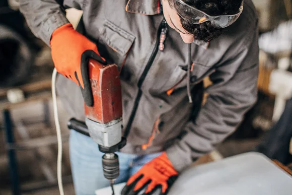 Person bohrt mit Bohrmaschine